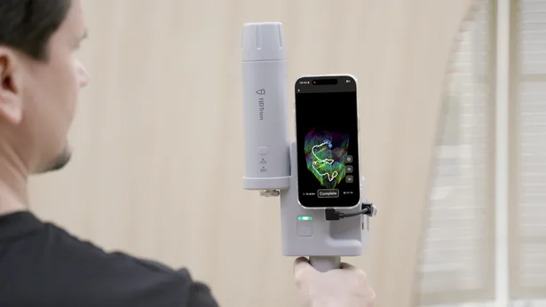 Scanner FJD et téléphone affichant une visualisation de nuage de points